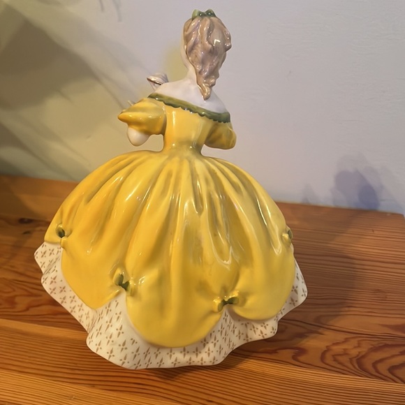 Royal Doulton The Last Waltz porcelain yellow dress woman figurine 1965 vintage - Picture 3 of 6